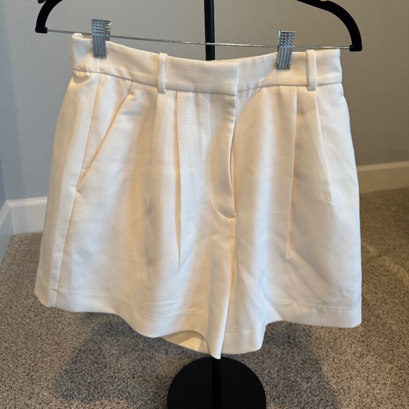 Abercrombie & Fitch Women’s Curve Love Sloan Tailored Shorts White in size 4 - Picture 3 of 5